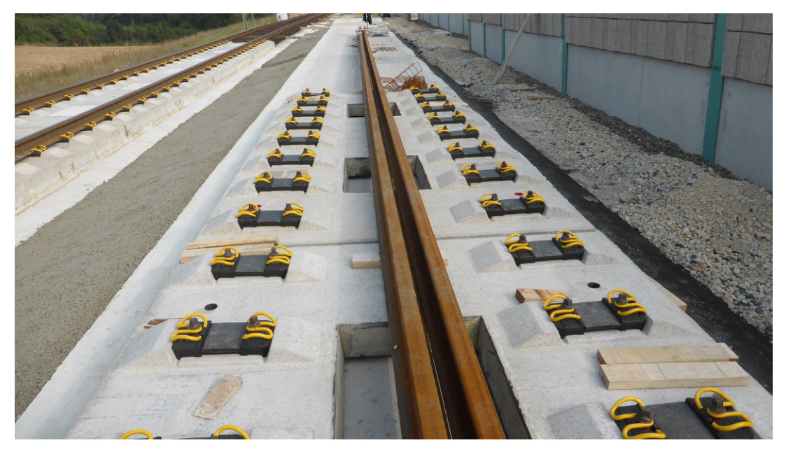 (b) Prefabricated concrete slab-track elements