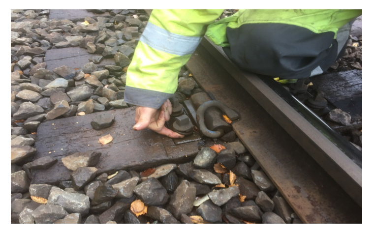 (a) Sunken base plate and loose fastening