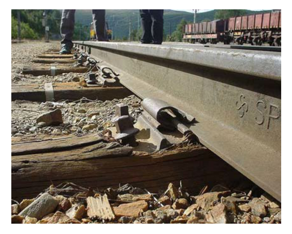 (b) Degraded timber sleeper at the rail seat