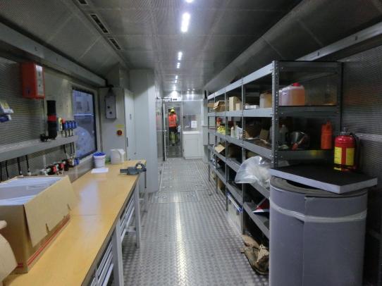 Innvendig arbeidsområde og lager i vedlikeholdstoget.