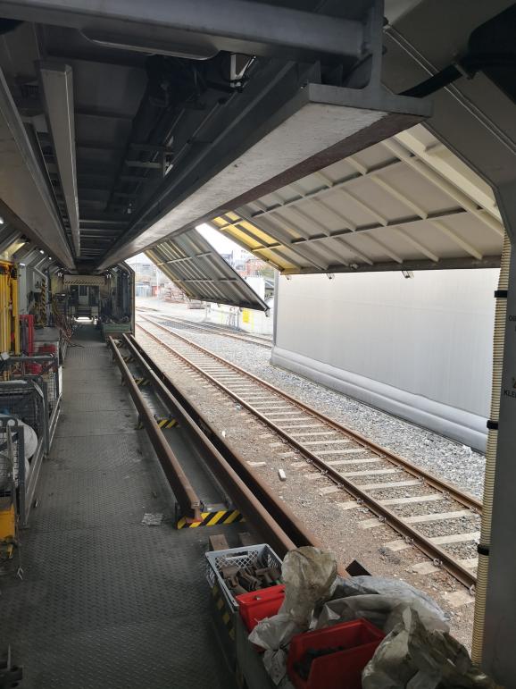 Vernet arbeidsområde ved siden av sporet inne i vedlikeholdstoget.