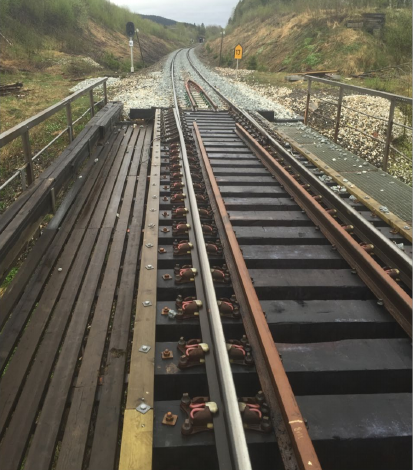 (a) Railfree-befestigelse på bro
