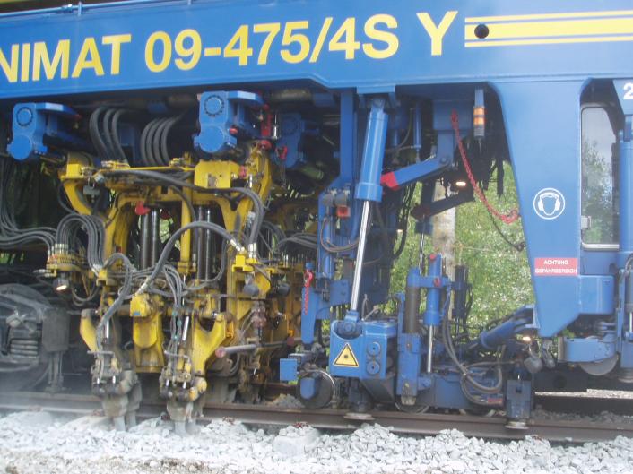 (b) Tamping unit working in ballast